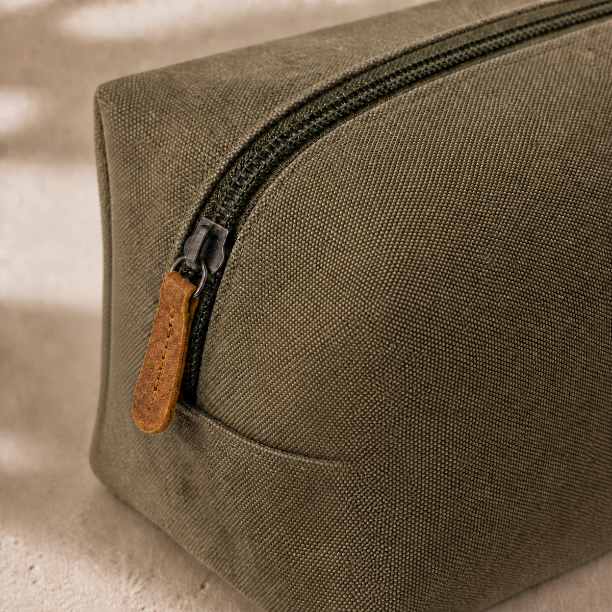 Diggn'It Men's Travel Bag canvas, stitching, zipper and leather pull detail